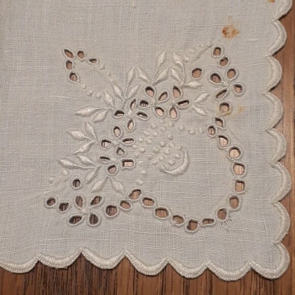 4 pc bundle 32" sq. gathered threads design tablecloth, runner & 2 bonus napkins - Picture 7 of 7